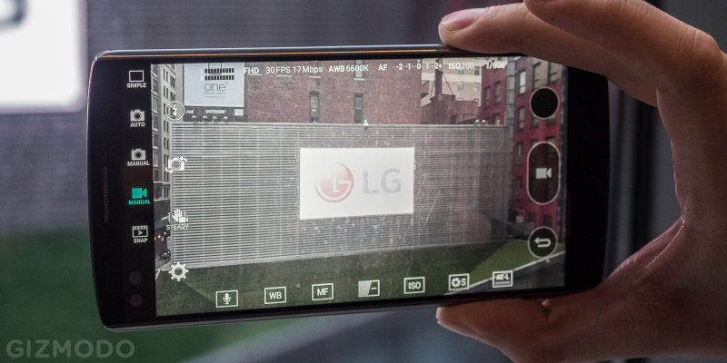 Illustration for article titled LG's V10 Smartphone Is One Big Handful of Weird, But I Kind Of Love It